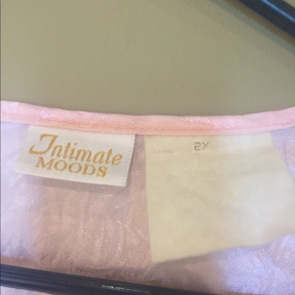 4/$20 Intimate Moods silky robe - Picture 3 of 3
